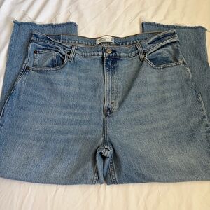 Abercrombie 90s Straight Jeans Ultra High Rise Light Wash Raw Hem 33 / 16